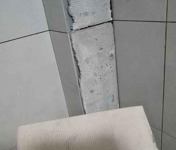 正定瓷砖空鼓维修公司分享下厨房瓷砖脱落的补救措施。